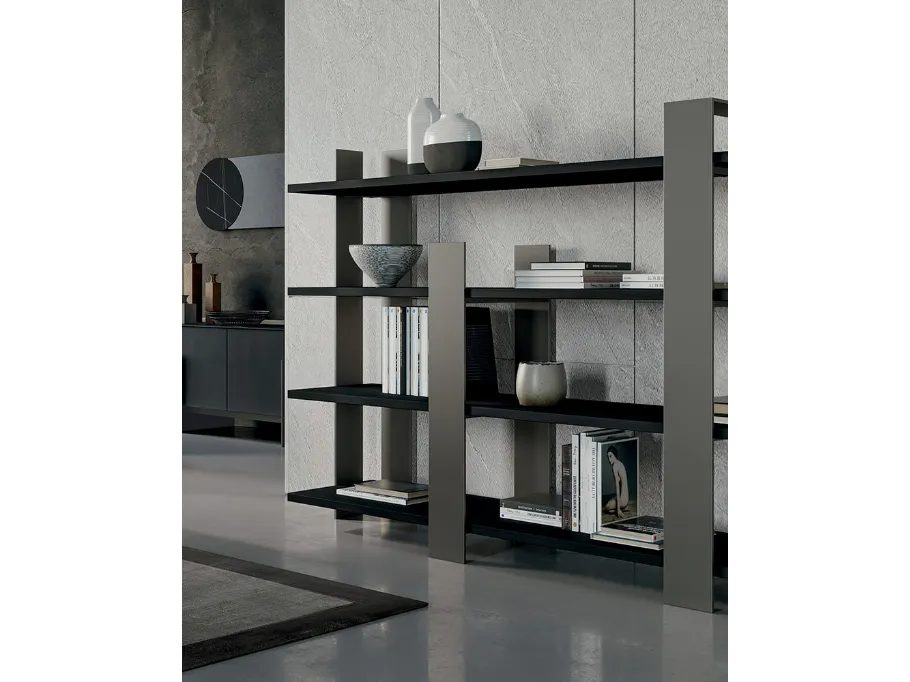 Libreria Kyoto con struttura in metallo e mensole in legno di Dall'Agnese
