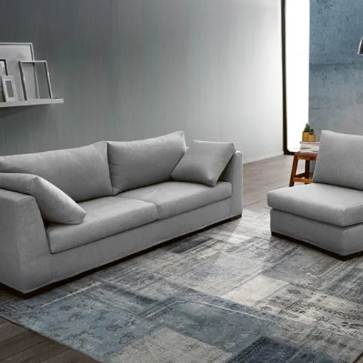 Poltrona Dafne in tessuto con basamento in legno di Dall'Agnese