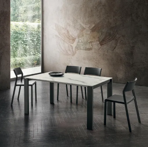 Tavolo rotondo Jacopo con top in HPL e base in metallo di La Primavera