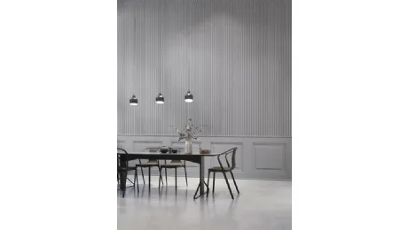 Carta da parati con pannelli quadrati sotto e righe molto sottili sopra Boiserie WPC_1015 di Caos Creativo by Rossi&Co