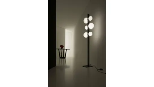 Lampada da terra in alluminio con diffusore in vetro soffiato bianco latte Ics di Vesoi