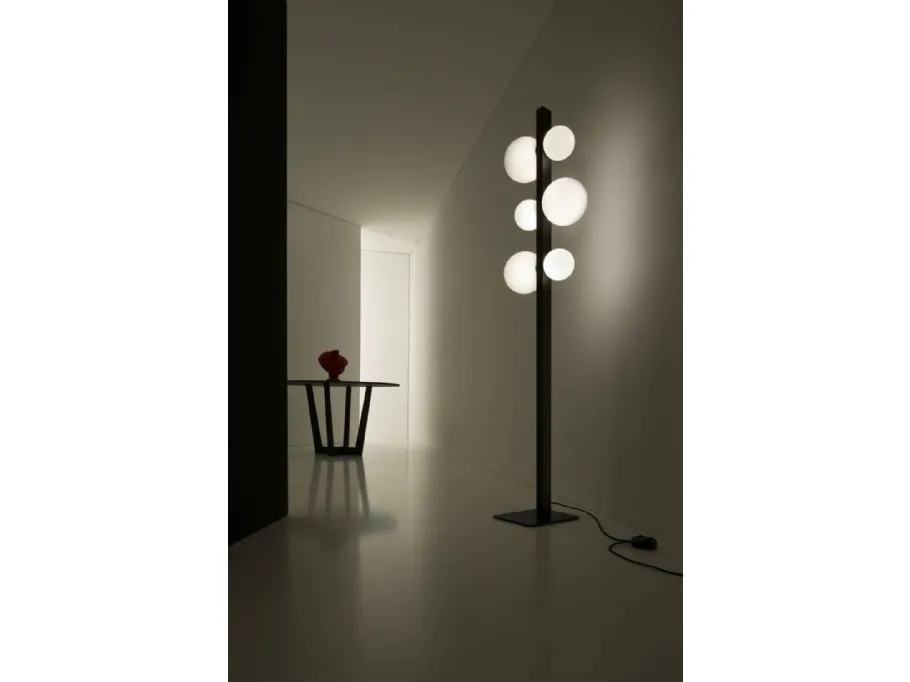 Lampada da terra in alluminio con diffusore in vetro soffiato bianco latte Ics di Vesoi