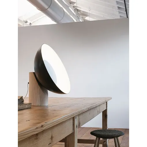 Lampada da tavolo in legno e metallo che rileva la luce e la diffonde ad ampio raggio Radar di Caos Creativo by Rossi&Co
