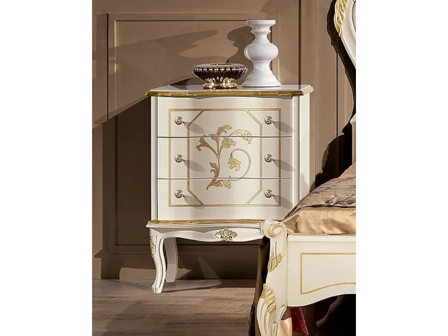 Comodino in legno laccato bianco con decori in foglia oro Classic 121 EM23 di Tarocco Vaccari