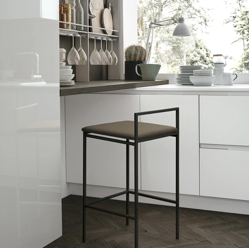 Sgabello in metallo con seduta in ecopelle July di Sedit